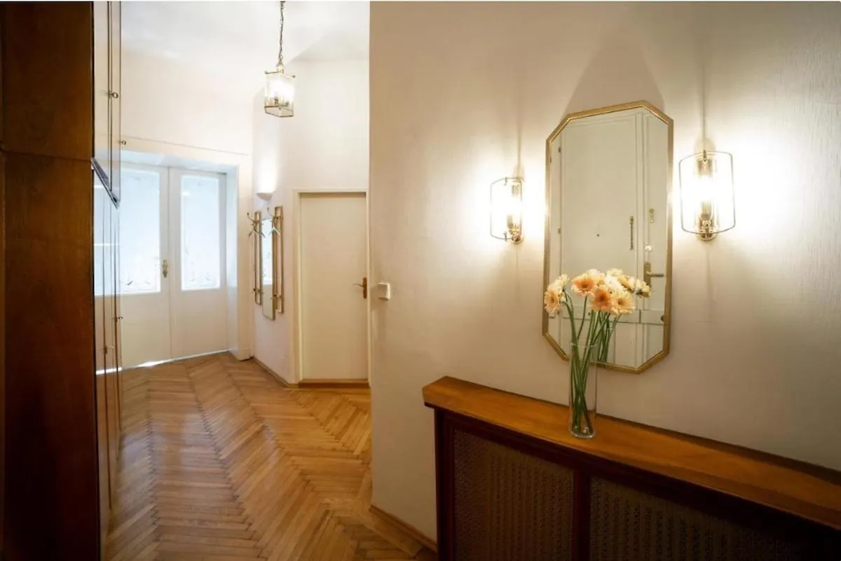 Premium Classical Apartment With Free Parking contacts